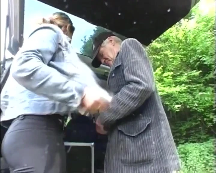 Seeking older men experienced 50+ for adventurous matches.